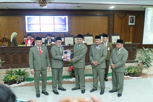 50 Anggota DPRD Jepara Dilantik, Agus Sutisna menjadi Ketua Sementara