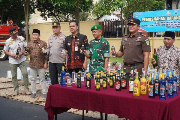 Ketua DPRD Hadiri Pemusnahan Ribuan Botol Miras, Tegaskan Komitmen Berantas Pelanggaran
