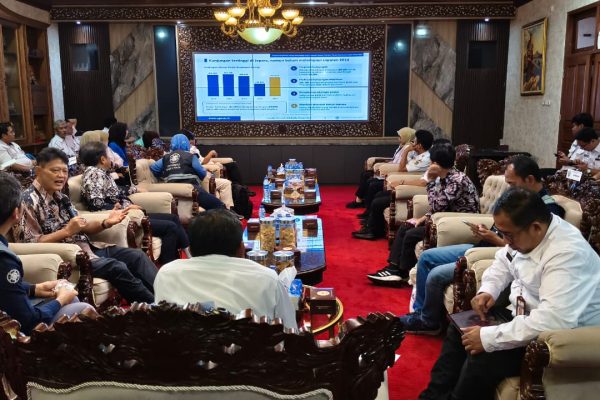 Tim Geolive UGM dorong pengembangan wisata bahari Pantai Bandengan dan digitalisasi Museum R.A. Kartini Jepara melalui riset berbasis teknologi. Hasil kajian dipresentasikan di ruang kerja Bupati Jepara, Rabu (21/10/2026), sebagai upaya memperkuat pariwisata dan pelestarian warisan budaya.