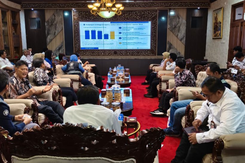 Tim Geolive UGM dorong pengembangan wisata bahari Pantai Bandengan dan digitalisasi Museum R.A. Kartini Jepara melalui riset berbasis teknologi. Hasil kajian dipresentasikan di ruang kerja Bupati Jepara, Rabu (21/10/2026), sebagai upaya memperkuat pariwisata dan pelestarian warisan budaya.
