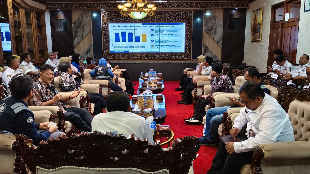 Tim Geolive UGM dorong pengembangan wisata bahari Pantai Bandengan dan digitalisasi Museum R.A. Kartini Jepara melalui riset berbasis teknologi. Hasil kajian dipresentasikan di ruang kerja Bupati Jepara, Rabu (21/10/2026), sebagai upaya memperkuat pariwisata dan pelestarian warisan budaya.